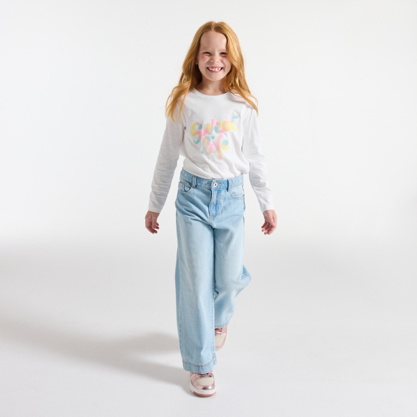 تيشيرت أبيض بأكمام طويلة عليه رسالة للفتيات